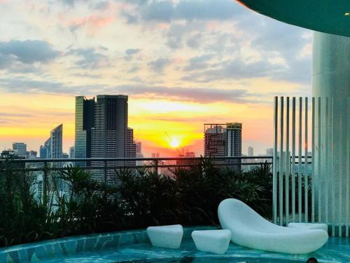 una piscina con vistas al perfil urbano en Acqua Private Residence Livingstone Tower Condo Unit with Free Wifi, en Manila
