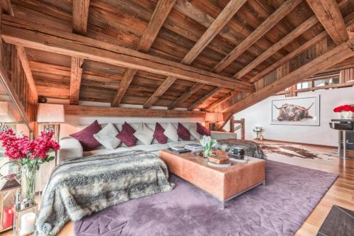 een slaapkamer met een groot bed en een houten plafond bij Katherina-chalet de vacances avec Billard in Briançon