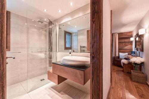 een badkamer met een wastafel en een glazen douche bij Katherina-chalet de vacances avec Billard in Briançon