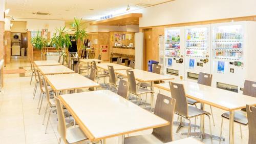 una clase con mesas y sillas en un restaurante en Toyoko Inn Shonan Hiratsuka eki Kita guchi No 2, en Hiratsuka