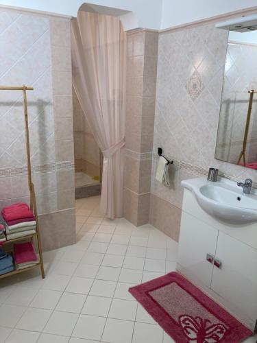 y baño con lavabo y ducha. en Casa Igiea, en Palermo