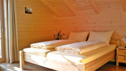 A bed or beds in a room at Ferienhaus in ruhiger Lage - 3 Schlafzimmer- große Terrasse