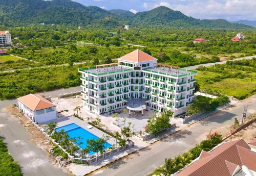 an aerial view of a building with a swimming pool at Sangkahak Mith Hotel in Kep