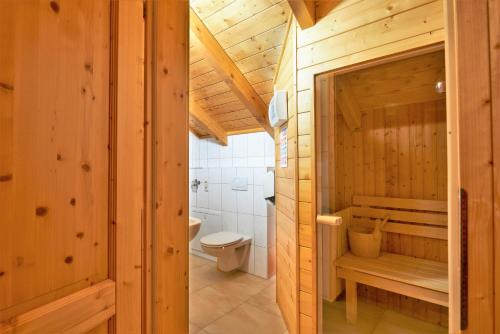 ein Badezimmer mit WC in einem Holzhaus in der Unterkunft Ferienhaus mit Panoramaausblick und Sauna - 3 SZ in Pöllauberg