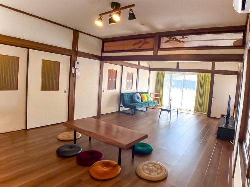 sala de estar con mesa y sofá en Villa235, en Shirahama