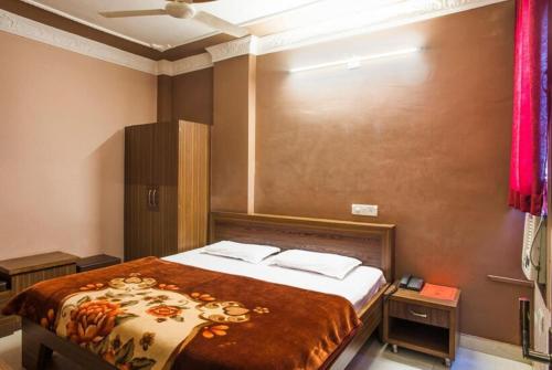 een slaapkamer met een bed in een kamer met: bij Hotel Novelty in Jammu