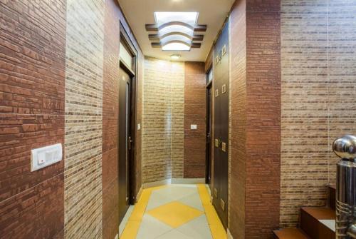 um corredor de um edifício com paredes de tijolos em Hotel Novelty em Jamu