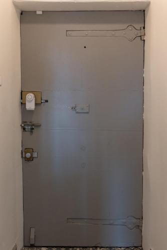 a door in a room with a wall at Le Fonctionnel - TravelHome in Villefranche-sur-Saône