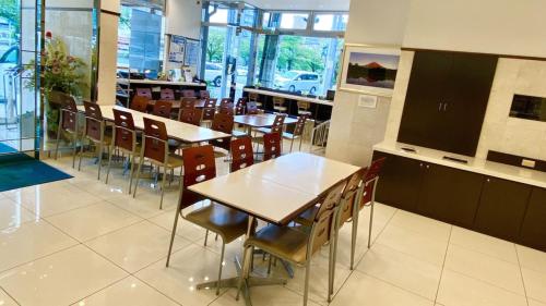 uma área de refeições com mesas e cadeiras num restaurante em Toyoko Inn Hiroshima Ekimae Ohashi Minami em Hiroshima