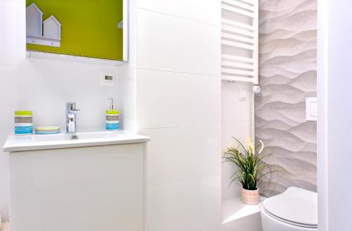 a bathroom with a toilet and a sink at Pokój 24E in Sobieszewo