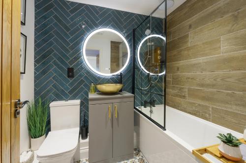 a bathroom with a toilet and a mirror at Evergreen - 2 Bed Luxury Apartment by Mint Stays in Bristol