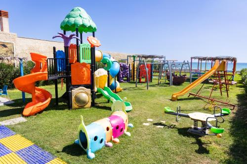 Zona de juegos infantil en Triscinamare Hotel Residence