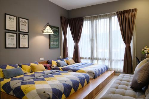 a bedroom with two beds and a window at 92 Homestay 3 Bedrooms Midhills Genting Highland in Genting Highlands