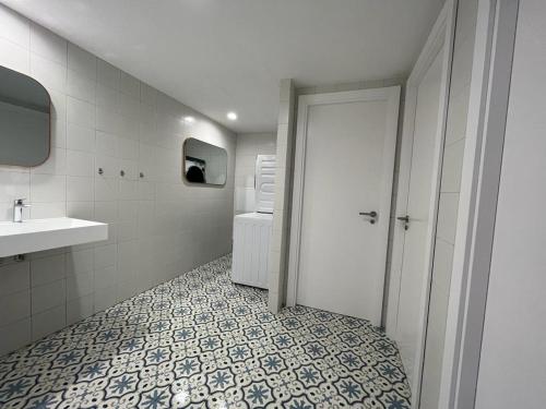 uma casa de banho com um WC e um lavatório em AZ El Balcón de Conde de Aranda III em Saragoça