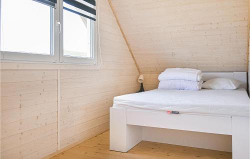 Bett in einem kleinen Zimmer mit Fenster in der Unterkunft 2 Bedroom Lovely Home In Rewal in Rewal