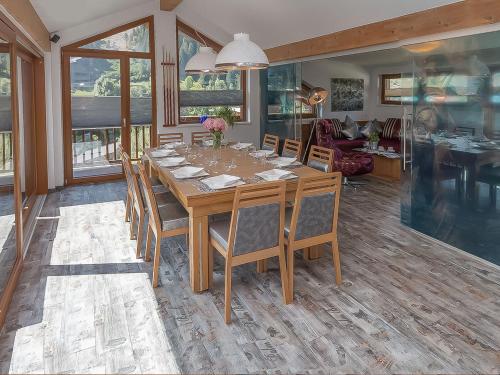 マイヤーホーフェンにあるApart Central – Premium Mountain&Gardenの木製のテーブルと椅子のあるダイニングルーム