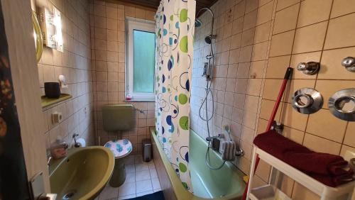 y baño con lavabo, bañera y aseo. en Two-Bedroom Apartment near Triberg Waterfall, en Triberg
