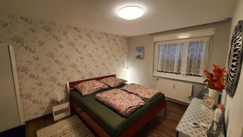 una piccola camera con letto e finestra di Two-Bedroom Apartment near Triberg Waterfall a Triberg