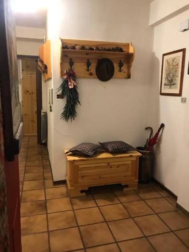 a room with a table and a wall with a shelf at Big apartment Ovindoli in Ovindoli