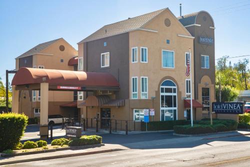 a building on the corner of a street at Hotel Vinea Healdsburg in Healdsburg