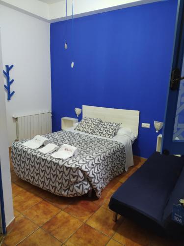 una camera da letto con un letto con una parete blu di The Dreamers&Co a Cordoba