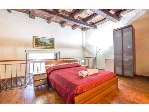 1 dormitorio con 1 cama grande con manta roja en IL Cinquecento, en Nápoles