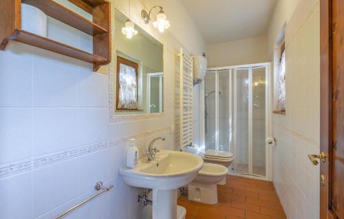 a bathroom with a sink and a toilet at Casale il Gelso by VacaVilla in Cortona