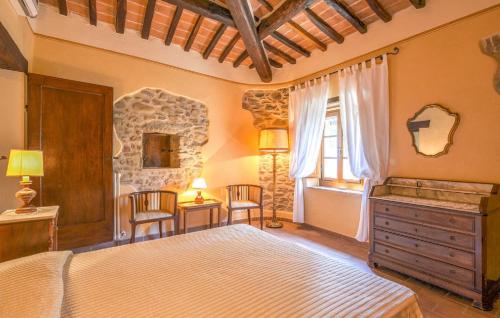 una camera con un grande letto e una finestra di Casale il Gelso by VacaVilla a Cortona