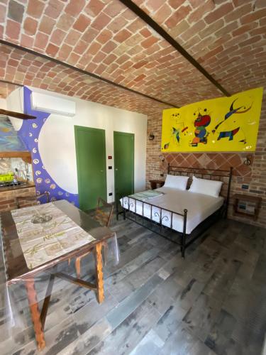 una camera con un letto in un muro di mattoni di La terrazza sul Monferrato a Montegrosso dʼAsti