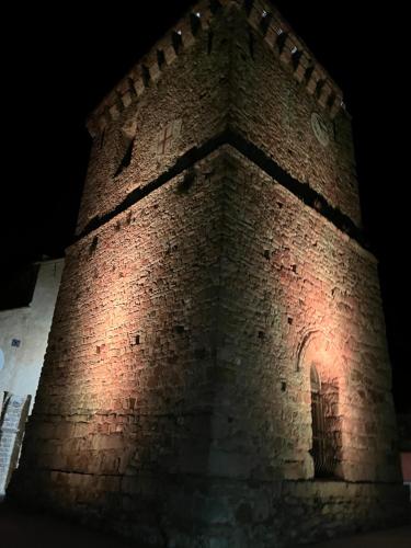 a tall brick tower at night at Tramonto sul Mare in Framura