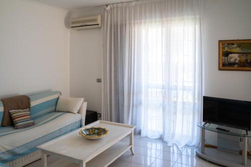 Μια τηλεόραση ή/και κέντρο ψυχαγωγίας στο Elegant apartment in residence with seasonal pool