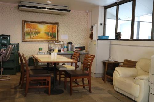 een keuken met een tafel en stoelen en een eetkamer bij Crown BTS Nana Hotel in Bangkok