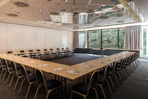 a large conference room with a long table and chairs at Pentahotel Bremen in Bremen
