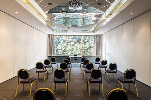 a conference room with chairs and a table in the middle at Pentahotel Bremen in Bremen