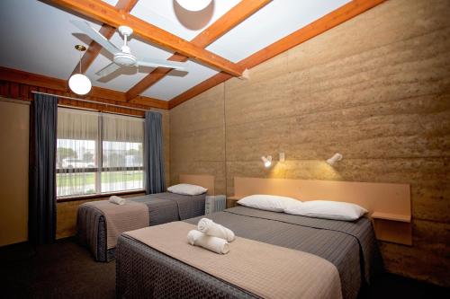 una camera con due letti e asciugamani di Hopetoun Motel & Chalet Village a Hopetoun