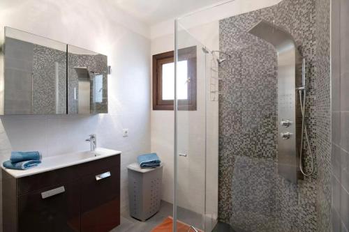 La salle de bains est pourvue d'une douche, d'un lavabo et de toilettes. dans l'établissement Casa Sol y Playa, à Playa Honda
