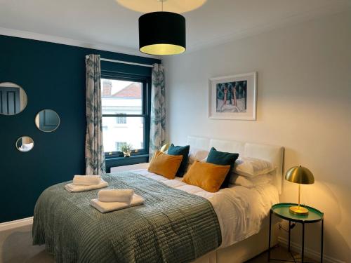 1 dormitorio con cama y ventana en East Walls Apartment, en Chichester