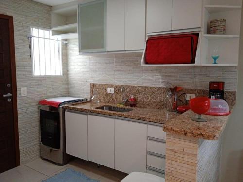 Virtuvė arba virtuvėlė apgyvendinimo įstaigoje Apto Aconchegante a 20 mts do Mar e Pertinho do Centro