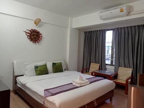 een hotelkamer met een bed en een raam bij Crown BTS Nana Hotel in Bangkok