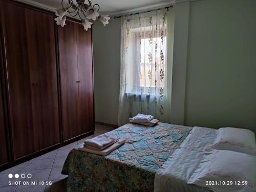 a bedroom with a bed with a dresser and a window at Casa Mami LUXURY big Holiday Hause in Sommariva del Bosco