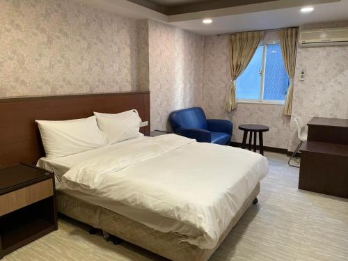 台北市にある苓旅-站前 Lin Inn TMSのホテルルーム(ベッド1台、青い椅子付)