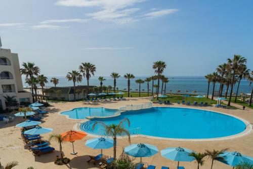 La alberca dentro o cerca de Khayam Garden Beach Resort & Spa