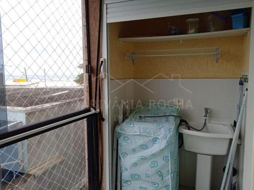 a small bathroom with a sink and a toilet at Apto Aconchegante a 30 mts do Mar e Pertinho do Centro in Matinhos
