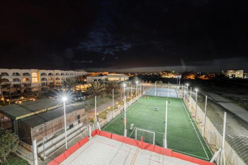 Instalaciones para jugar a tenis o squash en Khayam Garden Beach Resort & Spa o alrededores