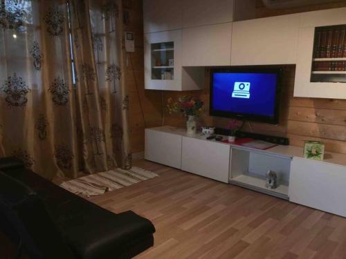 sala de estar con TV de pantalla plana en la barra en Chalet indépendant en Marsella