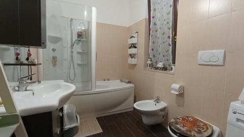 y baño con lavabo, ducha y aseo. en benny house en Nettuno