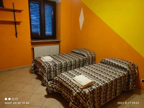 two beds in the corner of a room at Casa Mami LUXURY big Holiday Hause in Sommariva del Bosco