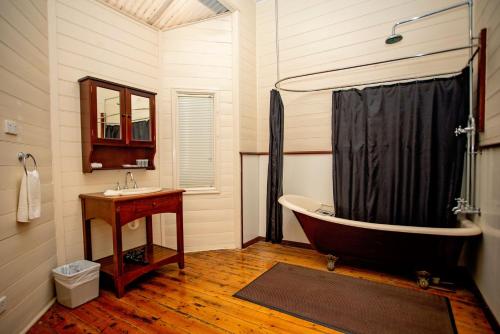 a bathroom with a bath tub and a sink at Hopetoun Motel & Chalet Village in Hopetoun
