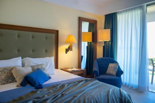 Ein Bett oder Betten in einem Zimmer der Unterkunft Giannoulis – Cavo Spada Luxury Sports & Leisure Resort & Spa