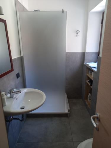 La salle de bains est pourvue d'un lavabo et d'une douche. dans l'établissement Balcone delle mura, à Cefalù